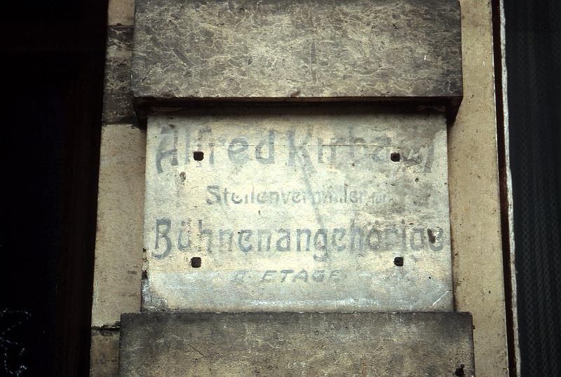 Dresden-Pieschen, Robert-Matzke-Str. 36, 4.5.1996.jpg - Alfred Kirbach - Stellenvermittler für Bühnenangehörige - ... Etage